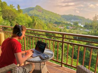 Into the jungle 🎶🏝 . . . #musicproducer #musicproduction #mobile #musicstudio #africa #island #headphones #studiovibes #modern #contemporary #vibes #epic #trailermusic #hybrid #pop #piano #producerlife #seychelles #balcony #yourstudios